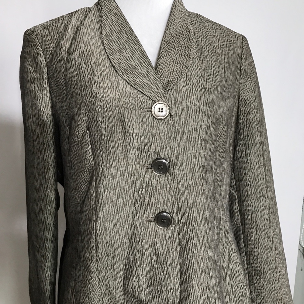 Le Suit Metal Like shimmer fabric 3 button down